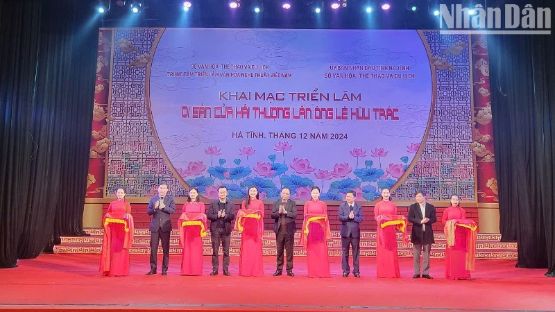 Các đồng chí lãnh đạo tỉnh Hà Tĩnh và Bộ Văn hóa, Thể thao và Du lịch cắt băng khai trương triển lãm.