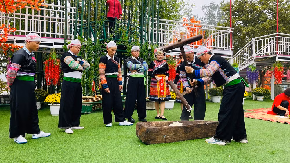 Tái hiện giã bánh dày trong lễ hội. (Ảnh: THANH SƠN)