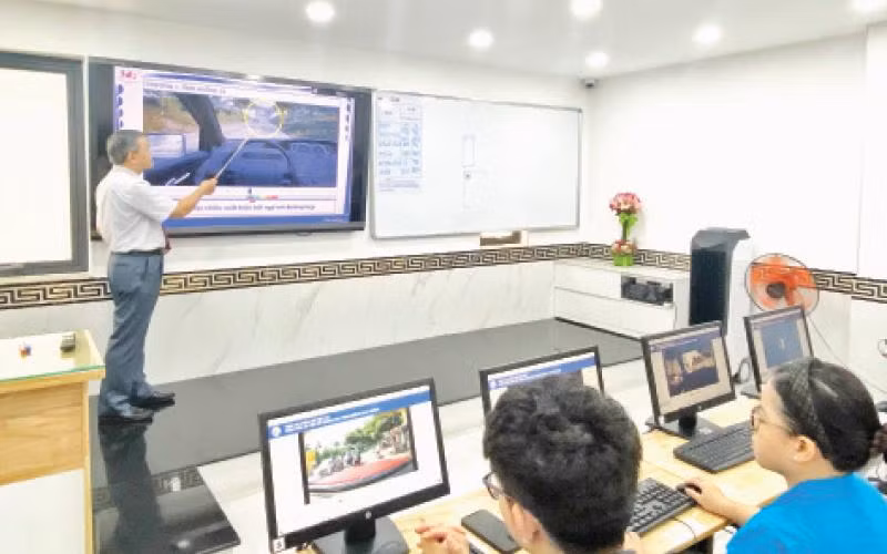 Nội dung tình huống mô phỏng được Trung tâm đào tạo và sát hạch lái xe Hoàng Gia giảng dạy cho học viên.