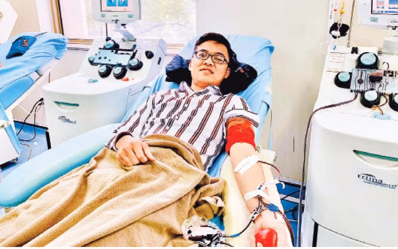 Đỗ Hữu Nam trong một lần hiến máu.