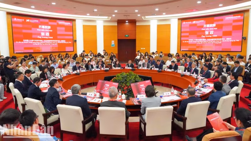 Toàn cảnh Diễn đàn đối thoại giáo dục đại học báo chí và truyền thông Trung Quốc-Việt Nam.