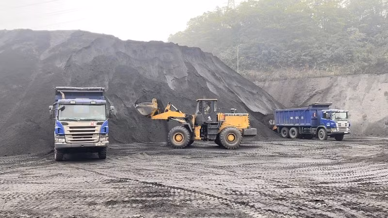 Công ty Kho vận và cảng Cẩm Phả chuẩn bị chân hàng cung cấp than cho điện. Công ty Kho vận và cảng Cẩm Phả chuẩn bị chân hàng cung cấp than cho điện.