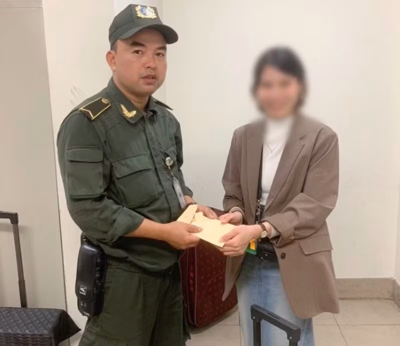 Anh Kiều Huy Hùng trao trả chiếc valy cùng với số tiền gần 50 triệu đồng cho chị Nguyễn Thị H.