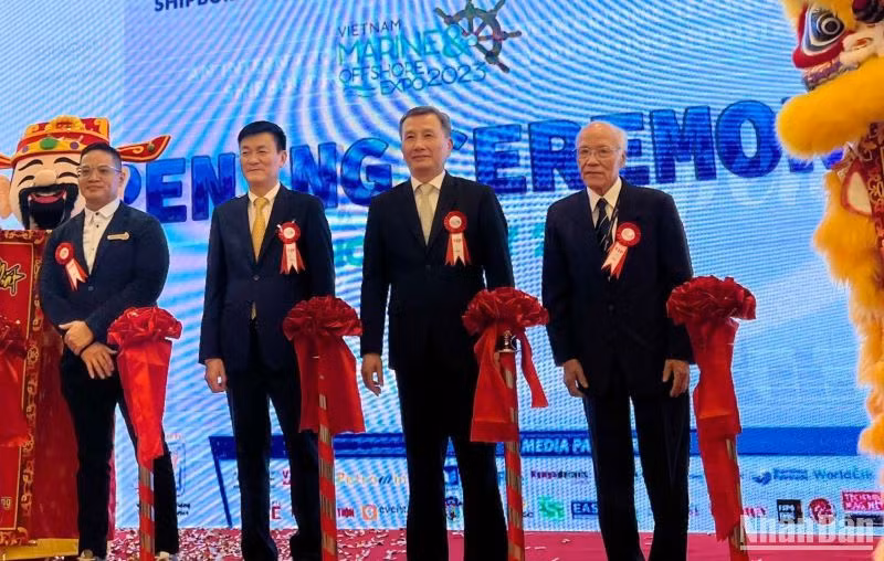 Các đại biểu cắt băng khai mạc Triển lãm hàng hải và đóng tàu.