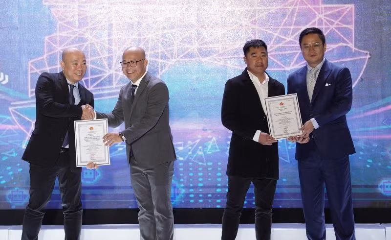 Trao chứng nhận doanh nghiệp tiêu biểu.