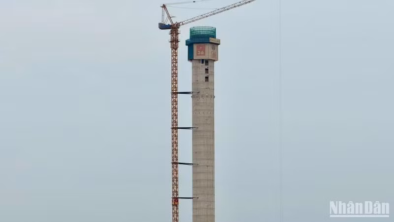 Đài Kiểm soát không lưu (ATCT) Long Thành đã hoàn thành phần bê-tông cốt thép đến cos 107,88m, vượt tiến độ kế hoạch hai tháng.