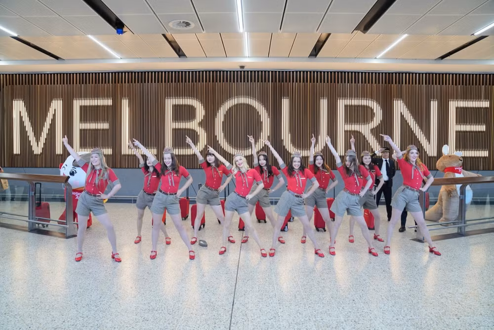 Các phi công, tiếp viên Vietjet trình diễn nhảy flashmob tại sân bay Melbourne.