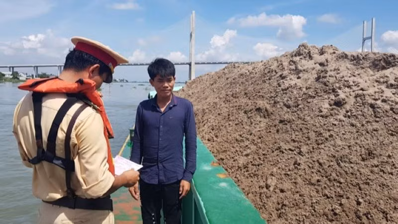 Bộ Xây dựng yêu cầu các địa phương quản lý chặt chẽ, giám sát việc cấp phép, khai thác cát, sỏi trên sông, suối, nhằm hạn chế sạt lở, xử lý nghiêm các trường hợp khai thác, tập kết cát, sỏi, vật liệu xây dựng trái phép.