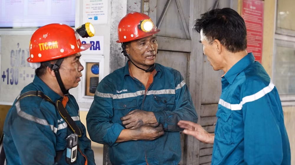 Lực lượng của Trung tâm Cấp cứu mỏ có mặt tại hiện trường, tham gia cùng lực lượng cấp cứu mỏ tại chỗ triển khai cứu hộ.