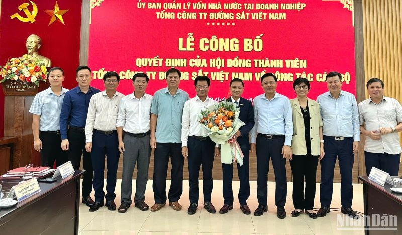 Tổng Công ty Đường sắt Việt Nam quyết định bổ nhiệm Trưởng ban Kế hoạch kinh doanh Nguyễn Chính Nam (cầm hoa, đứng giữa) giữ chức vụ Phó Tổng giám đốc.