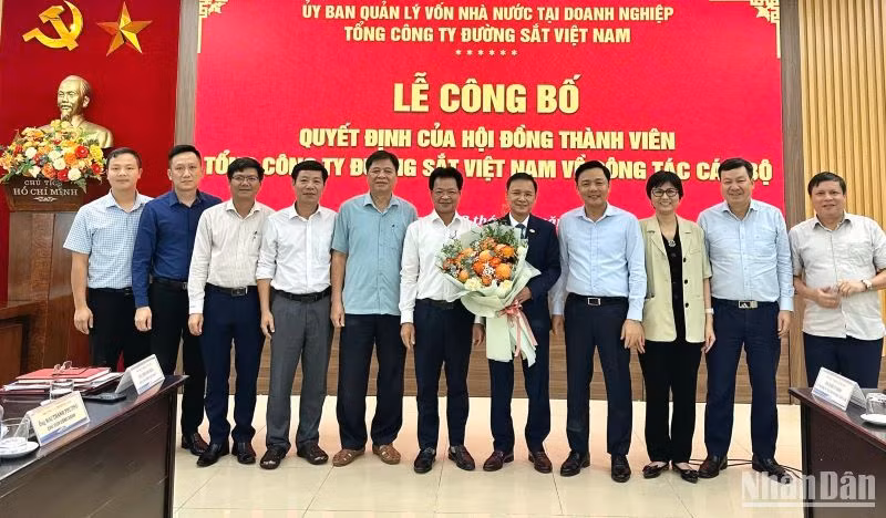 Tổng Công ty Đường sắt Việt Nam quyết định bổ nhiệm Trưởng ban Kế hoạch kinh doanh Nguyễn Chính Nam (cầm hoa, đứng giữa) giữ chức vụ Phó Tổng giám đốc.