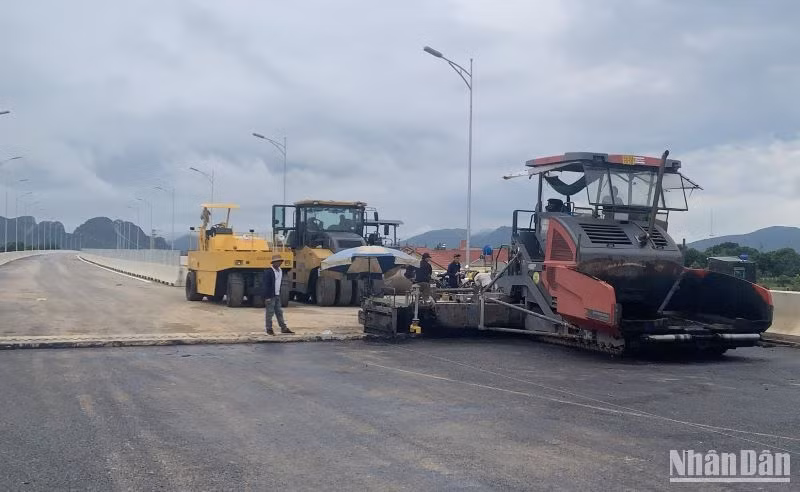 Các nhà thầu huy động phương tiện thảm nhựa những đoạn cuối cùng dự án Mai Sơn-Quốc lộ 45.