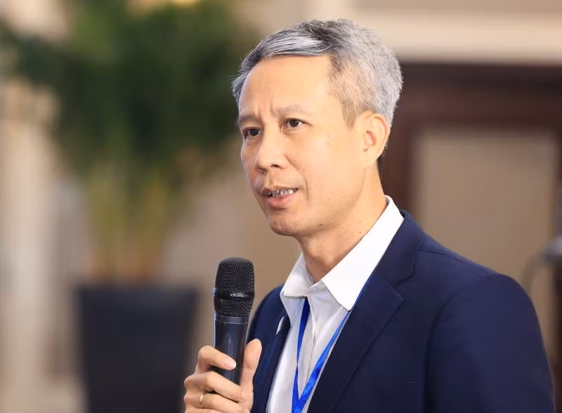 Giáo sư, tiến sĩ Lê Anh Tuấn, Chủ tịch Hội đồng Đại học Bách khoa Hà Nội nêu 3 giai đoạn chuyển đổi phương tiện giao thông điện cấp quốc gia. (Ảnh: TẠ HẢI)