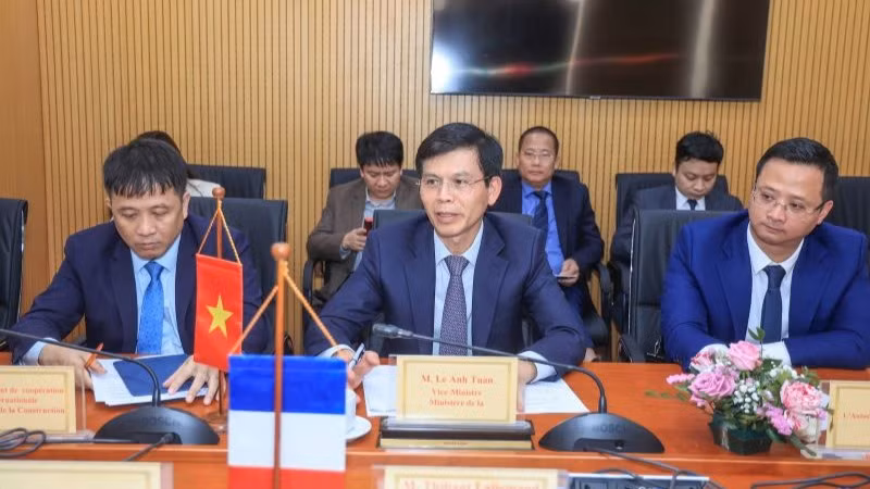 Thứ trưởng Xây dựng Lê Anh Tuấn (giữa) phát biểu ý kiến.