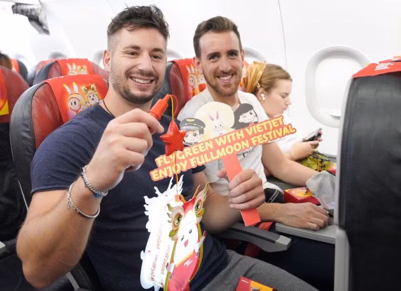 Du khách quốc tế cũng thích thú khi đón Tết Trung thu và nhận được những món quà từ Vietjet.