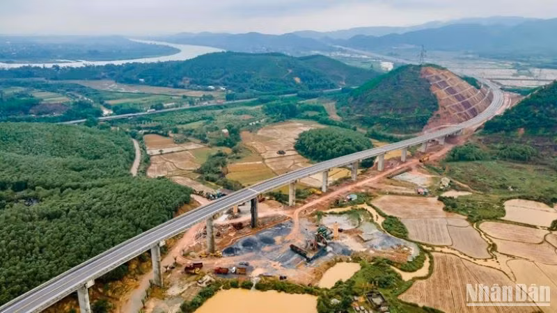 Địa hình tuyến cao tốc Cam Lộ-La Sơn đồi dốc, mặt cắt nhỏ (2 làn), khi xảy ra sự cố, tai nạn thường gặp khó khăn trong cứu hộ, cứu nạn và tiềm ẩn nguy cơ thương vong lớn.