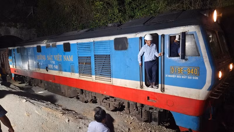 Chủ tịch Hội đồng thành viên Tổng công ty Đường sắt Việt Nam Đặng Sỹ Mạnh áp tải tàu hàng thông qua hầm Bãi Gió.