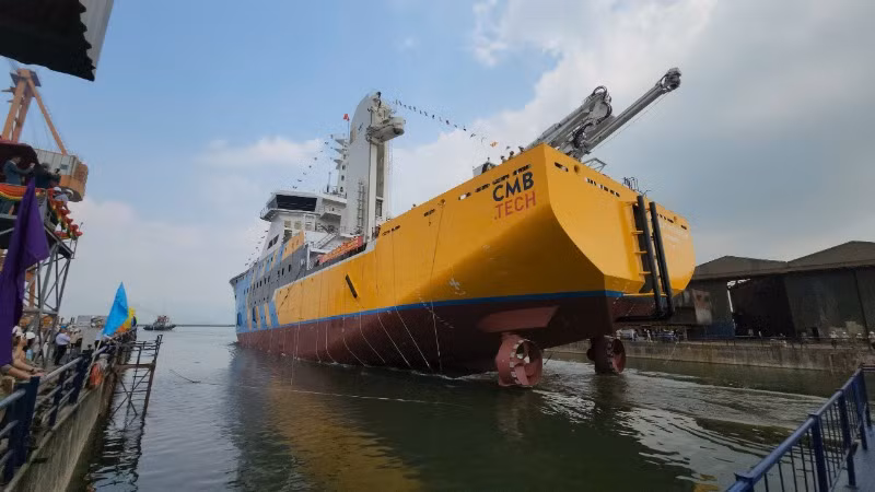 Tập đoàn Damen đã mất khoảng 3 năm rất nỗ lực để thiết kế tàu theo yêu cầu của CMB.Tech, đòi hỏi tàu phải có yếu tố "xanh", bảo vệ môi trường.