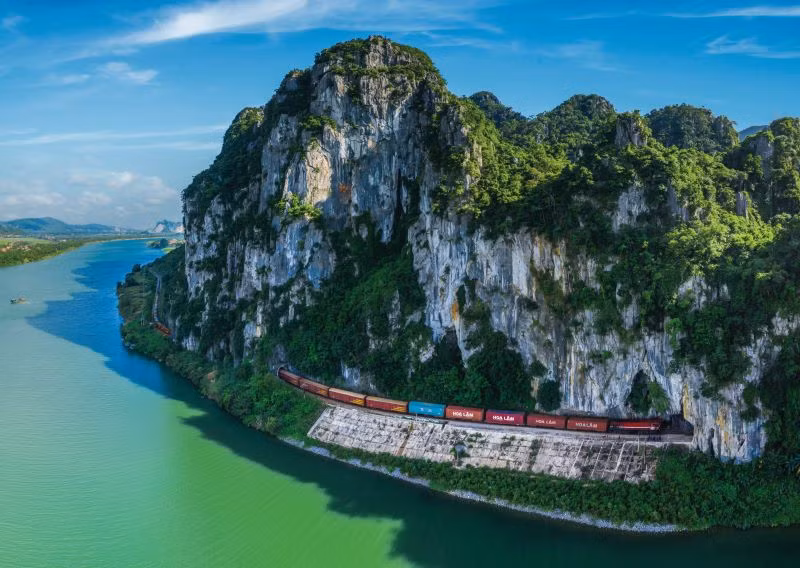 Tàu chở hàng trên tuyến đường sắt bắc-nam hiện hữu.
