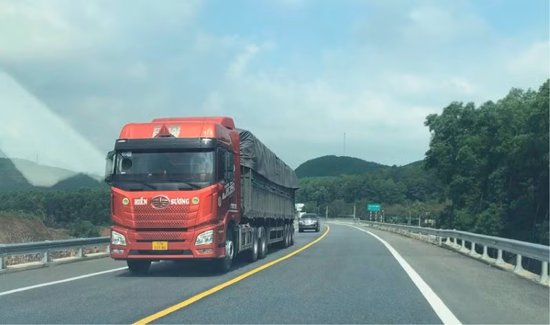 Theo thống kê, phần lớn các vụ tai nạn trên tuyến cao tốc Cam Lộ-La Sơn thời gian qua đều trực tiếp hoặc gián tiếp liên quan xe tải nặng.