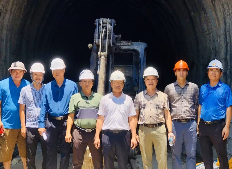 Chủ tịch Hội đồng thành viên Tổng Công ty Đường sắt Việt Nam Đặng Sỹ Mạnh (áo trắng đứng giữa) trực tiếp có mặt tại hiện trường chỉ đạo, động viên các đơn vị thi công.