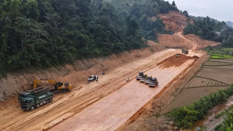 Tại dự án đường cao tốc Hữu Nghị-Chi Lăng, các đơn vị thi công đều tuân thủ nguyên tắc: có mặt bằng đến đâu, triển khai máy móc và nhân lực đến đó nhằm tối ưu thời gian và nguồn lực.