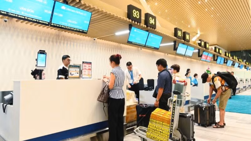 Hành khách làm thủ tục hàng không tại Nhà ga T3.