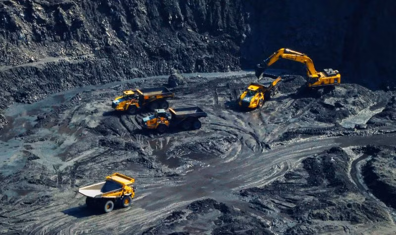 Sản xuất than lộ thiên.