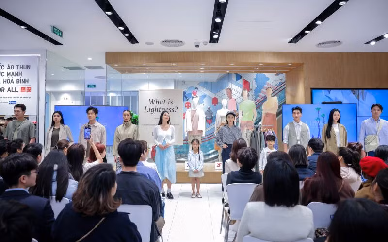 Các người mẫu trình diễn trang phục trong bộ sưu tập.