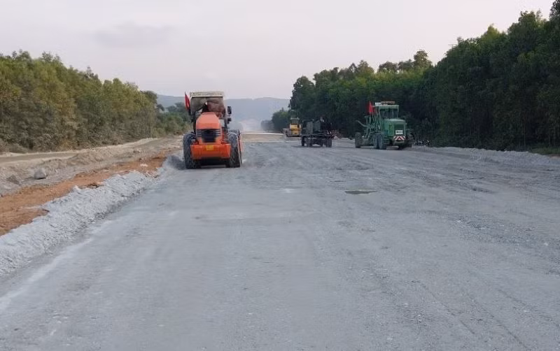 Ban Quản lý dự án 2 đề nghị nhà thầu tăng cường máy móc, nhân lực,… tăng tốc các mũi thi công phần đường.