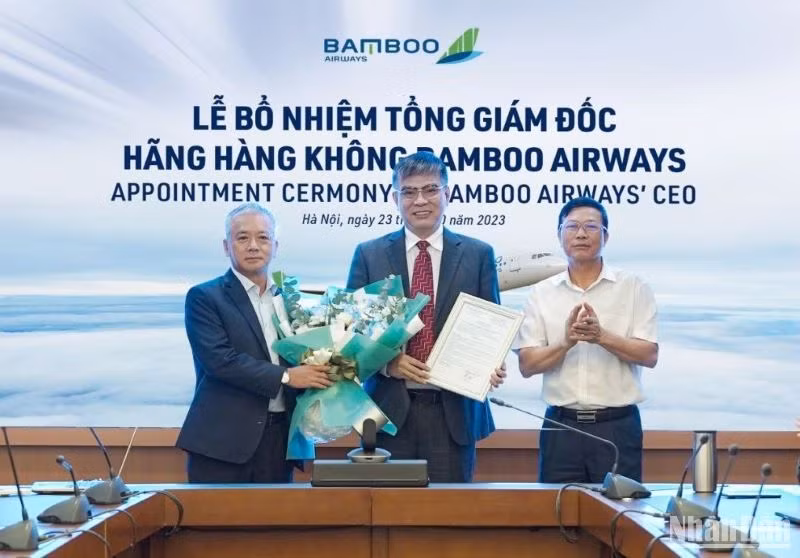 Tân Tổng Giám đốc Bamboo Airways Lương Hoài Nam (giữa) nhận Quyết định bổ nhiệm và hoa từ Chủ tịch Hội đồng quản trị Bamboo Airways Lê Thái Sâm (ngoài cùng bên phải) và Phó Chủ tịch Thường trực Hội đồng quản trị Phan Đình Tuệ.