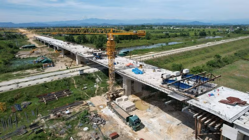 Các nhà thầu thi công đoạn cao tốc Diễn Châu-Bãi Vọt.