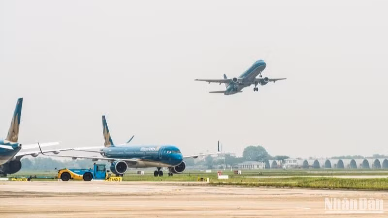 Đối với lĩnh vực hàng không, Việt Nam rất cần đầu tư có trọng điểm để xây dựng được một doanh nghiệp hàng không đủ mạnh với quy mô mạng bay, đội tàu bay có năng lực cạnh tranh quốc tế.