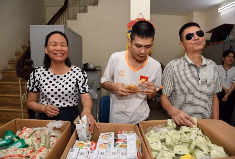 Tại Hà Nội, các suất ăn được quyên góp tới GLC Training Center - Tổ chức chuyên giúp đỡ người khó khăn, người vô gia cư, dạy học cho các trẻ em khó khăn.