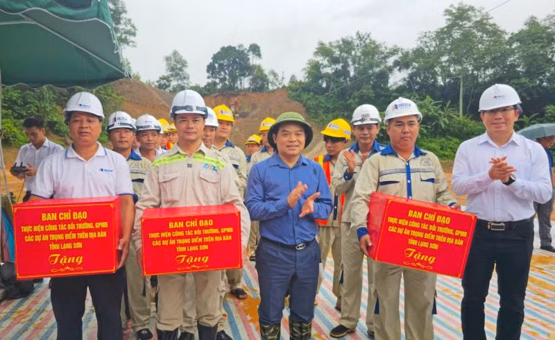 Bí thư Tỉnh ủy Lạng Sơn Nguyễn Quốc Đoàn (đội mũ cối, đứng giữa) thăm hỏi, tặng quà một số đơn vị tham gia dự án.