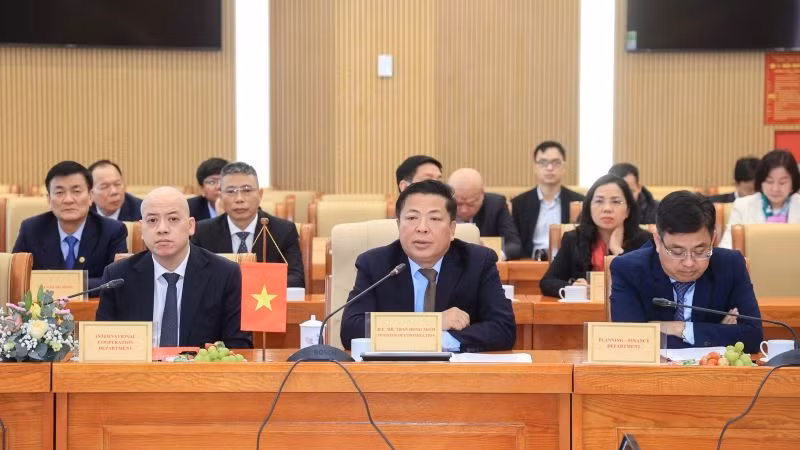 Bộ trưởng Xây dựng Trần Hồng Minh (giữa) phát biểu ý kiến tại hội đàm.