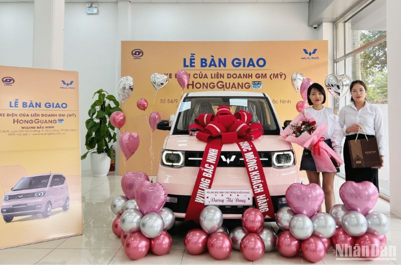Công ty cổ phần ô tô TMT (TMT Motors) chính thức bàn giao xe điện của liên doanh GM (Mỹ) - HongGuang MiniEV đến những khách hàng tiên phong đặt cọc mua xe.