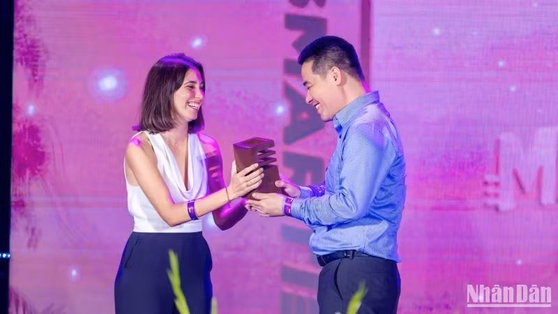 Đại diện Vietnam Airlines nhận giải thưởng MMA Smarties 2024.