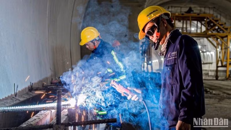 Hàng trăm kỹ sư, công nhân miệt mài ngày đêm dồn lực thi công, phấn đấu thông hầm vào dịp 30/4/2025 (vượt tiến độ 4 tháng).