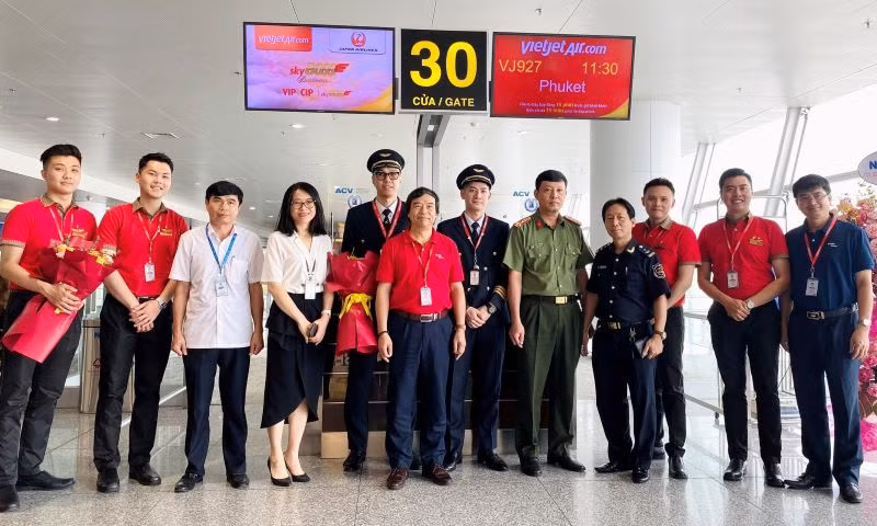 Ông Đào Đăng Thắng, Phó giám đốc Cảng Hàng không quốc tế Nội Bài (người thứ ba từ trái sang) tặng hoa và chúc mừng đội bay chuyến bay VJ927.