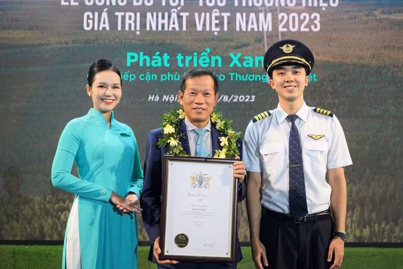 Vietnam Airlines được trao chứng nhận ở hai hạng mục gồm “Thương hiệu hàng không giá trị nhất Việt Nam” và “Tốp 5 doanh nghiệp tăng trưởng sức mạnh toàn ngành”.