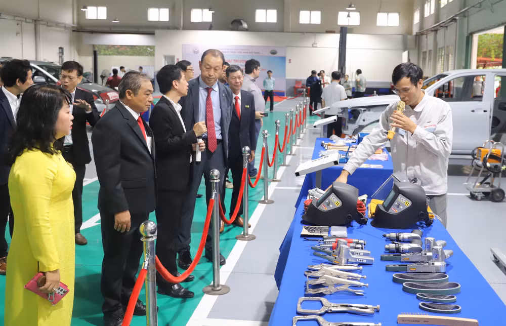 Toyota chuyển giao tới Trung tâm T-TEP gói hỗ trợ đầy đủ cho các chuyên ngành kỹ thuật với tổng giá trị quy đổi khoảng 160 nghìn USD.