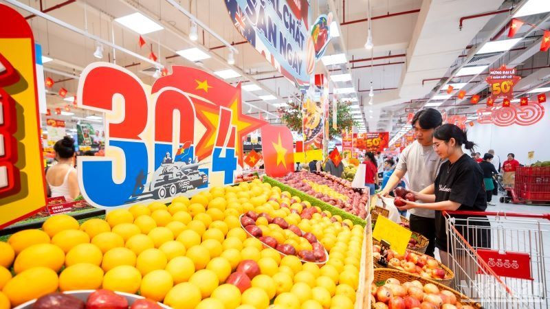 Người tiêu dùng mua sắm trong không khí Lễ 30/4 tại siêu thị.