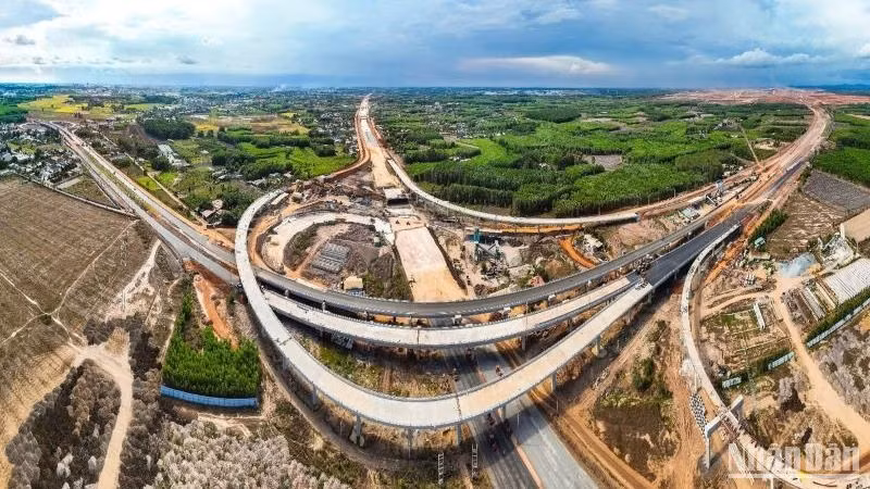 Tuyến T1 thuộc gói thầu 6.12, dự án Cảng Hàng không quốc tế Long Thành sẵn sàng thông xe kỹ thuật đúng dịp 30/4, công trường đang chạy đua thời gian để thông tuyến T2 và hoàn thành gói thầu 6.12 vào dịp 2/9 theo chỉ đạo của Thủ tướng.