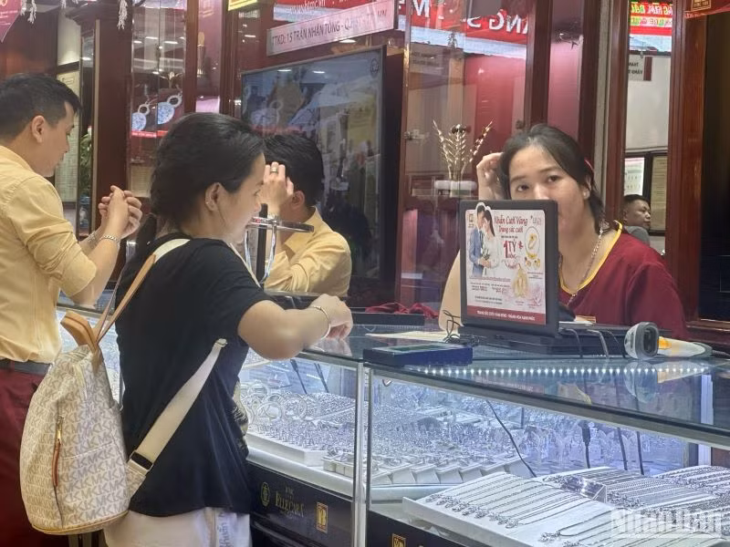 Người dân giao dịch mua-bán vàng.
