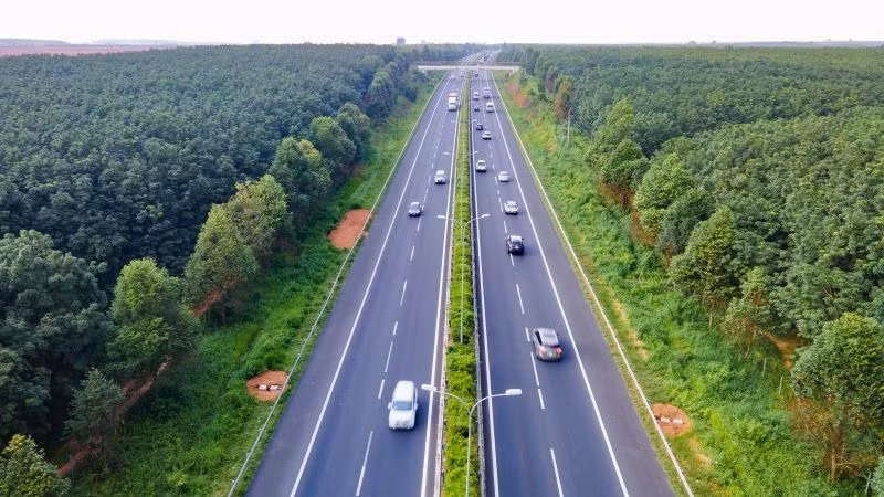 Dự án đường cao tốc Bến Lức-Long Thành do Tổng Công ty Đầu tư phát triển đường cao tốc Việt Nam làm chủ đầu tư dự kiến cũng được thông xe kỹ thuật hơn 18km trong dịp này.