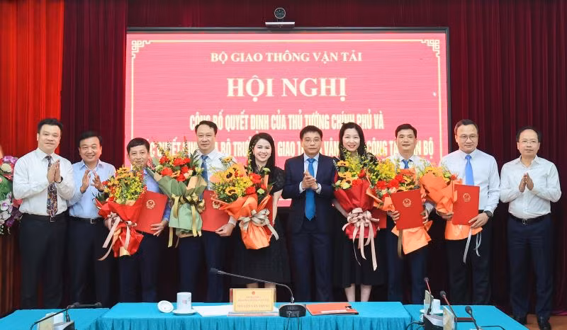 Lãnh đạo Bộ Giao thông vận tải chúc mừng các nhân sự được bổ nhiệm ngày 4/4.