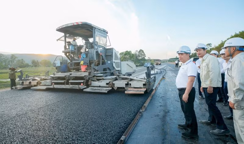 Ông Hồ Minh Hoàng, Chủ tịch Hội đồng quản trị Tập đoàn Đèo Cả, kiểm tra công tác thảm bê-tông nhựa ở gói thầu XL01, đoạn Quảng Ngãi-Hoài Nhơn.