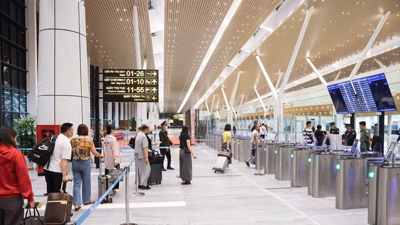 Hành khách đi qua cửa kiểm tra an ninh tại Nhà ga T3 Tân Sơn Nhất.