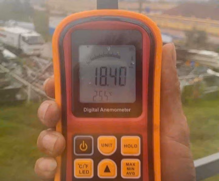 Máy đo gió trên cầu Đình Vũ.